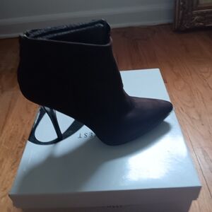 Nine West Black Heeled Boots Sleek Design